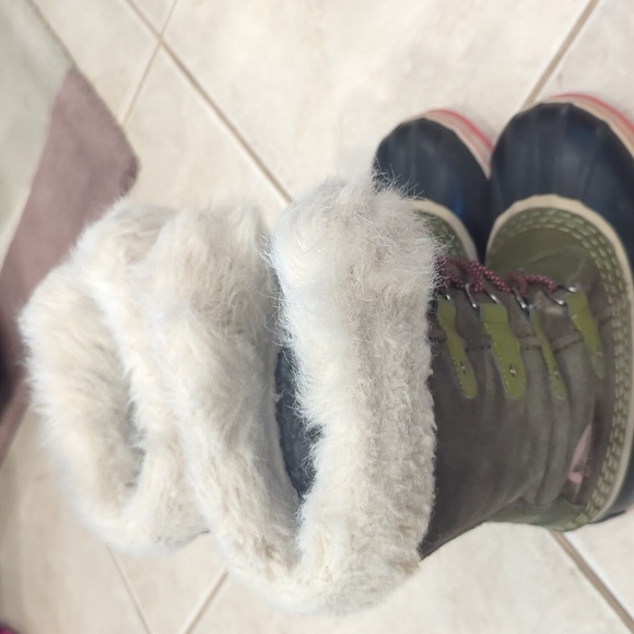 Girls size 2 Sorel winter fur boots, olive green, black and pink - Picture 4 of 11